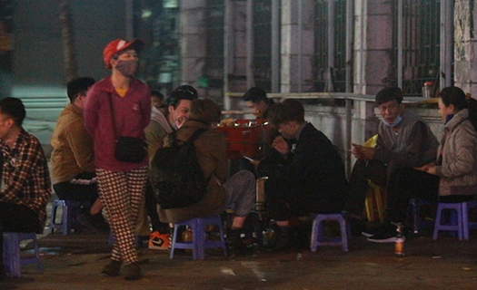 Quán trà đá, quán ăn vỉa hè ở Hà Nội ngang nhiên hoạt động: Chính quyền cơ sở có hay?